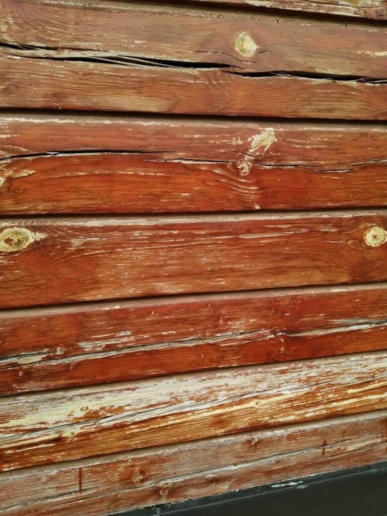 Пример стены, покрытой лаком с солнечной стороны через 7 лет