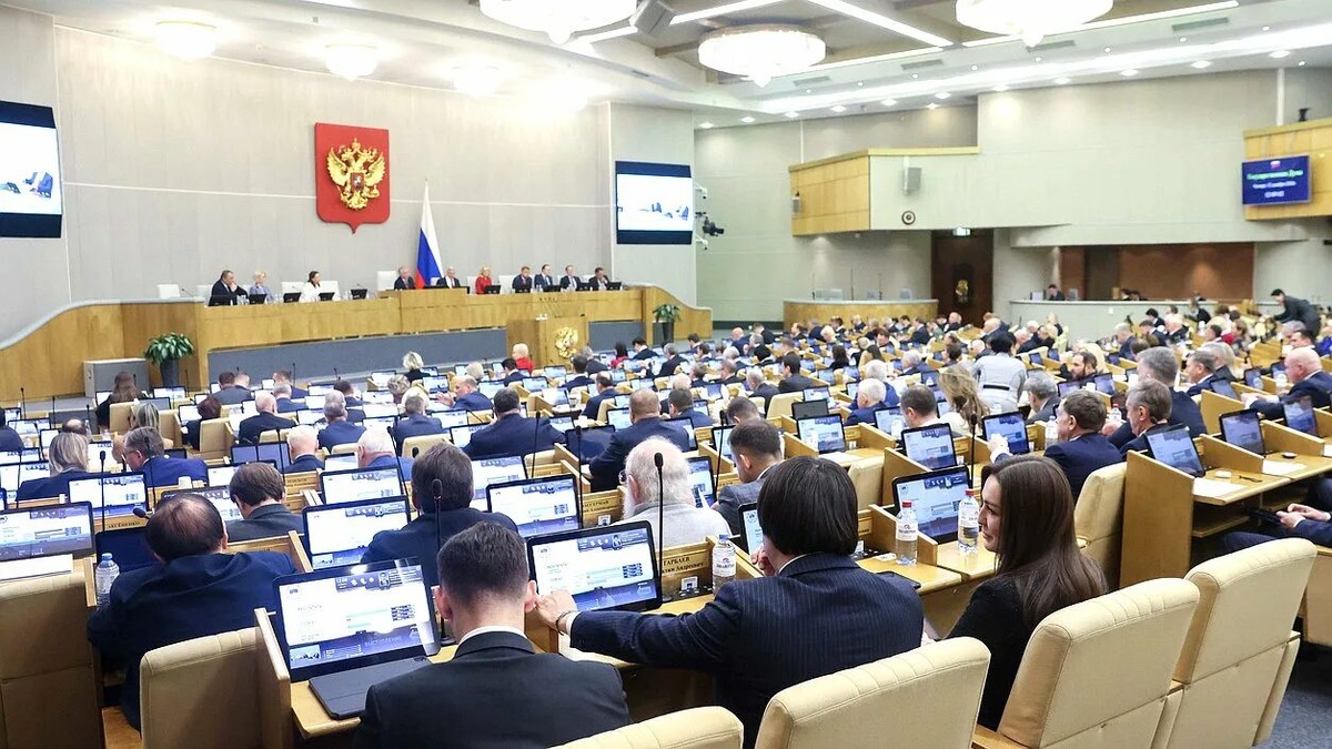 И мы оплачиваем всю эту толпу!