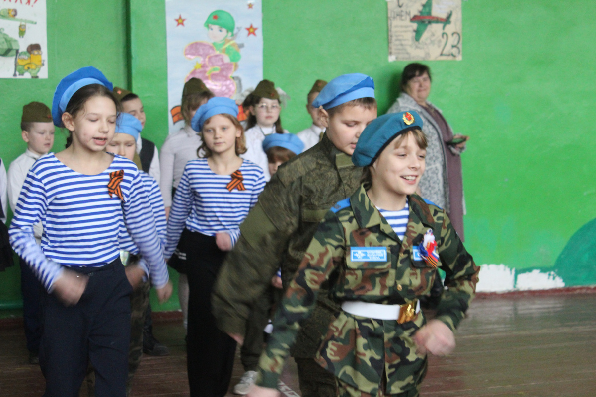 Смотр строя и песни в Горьковской школе Херсонской области. Фото Дианы Олейник