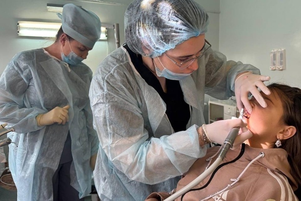    В Нижнесерогозской центральной районной больнице подвели итоги первой недели работы стоматологической бригады из Адыгеи. Фото: администрация Херсонской области