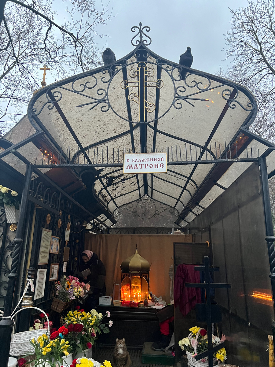 Фото автора: Россия, Москва, станция метро Шаболовская, Даниловское кладбище, могилка Святой Блаженной Матроны Московской. 