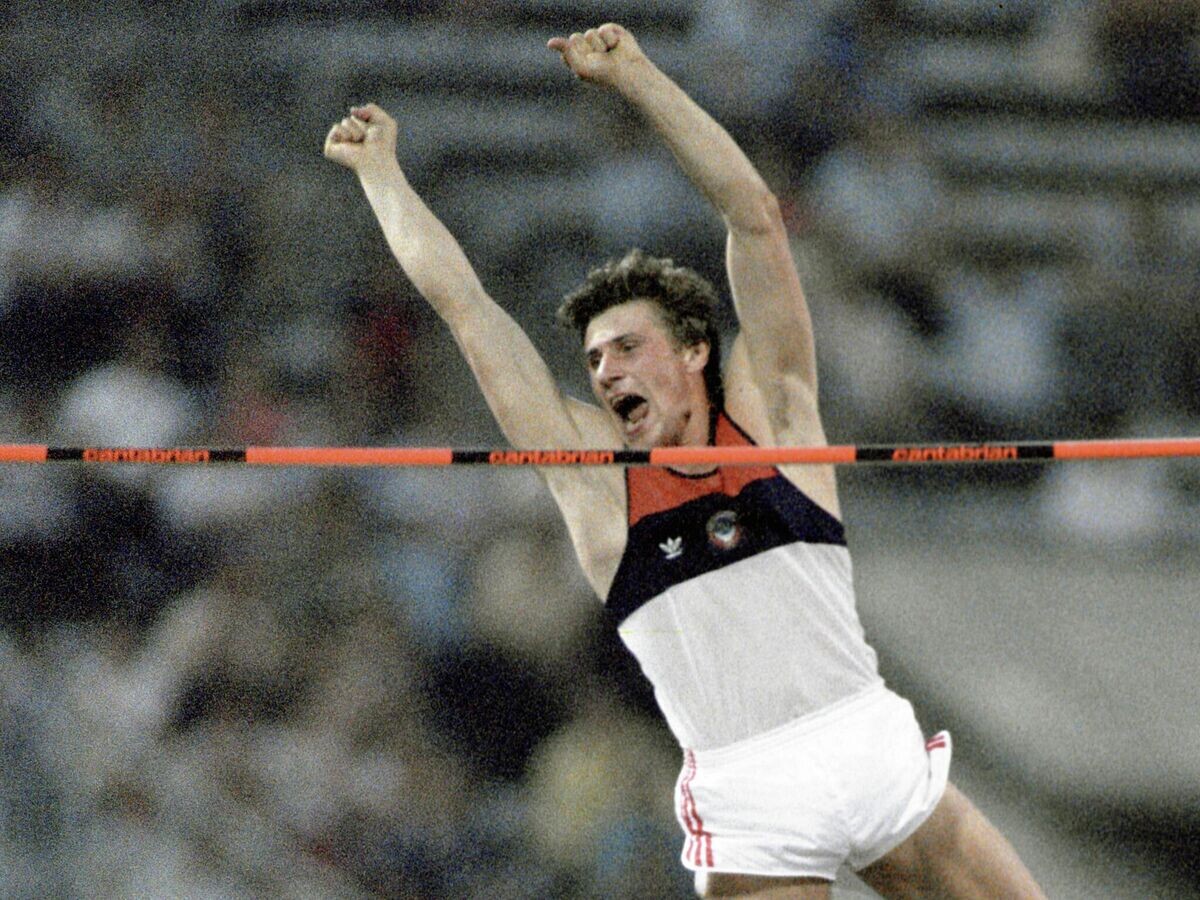    Чемпион и рекордсмен мира Сергей Бубка (СССР) устанавливает новый мировой рекорд в прыжках с шестом (601 см) на Играх доброй воли | © РИА Новости / Сергей Гунеев