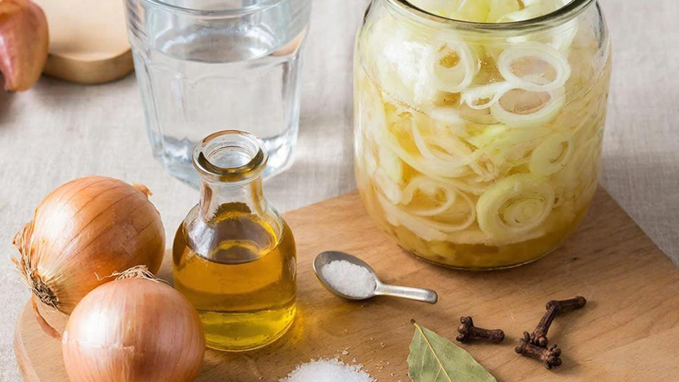 Правильно маринуем лук и шашлык станет в два раза вкуснее!