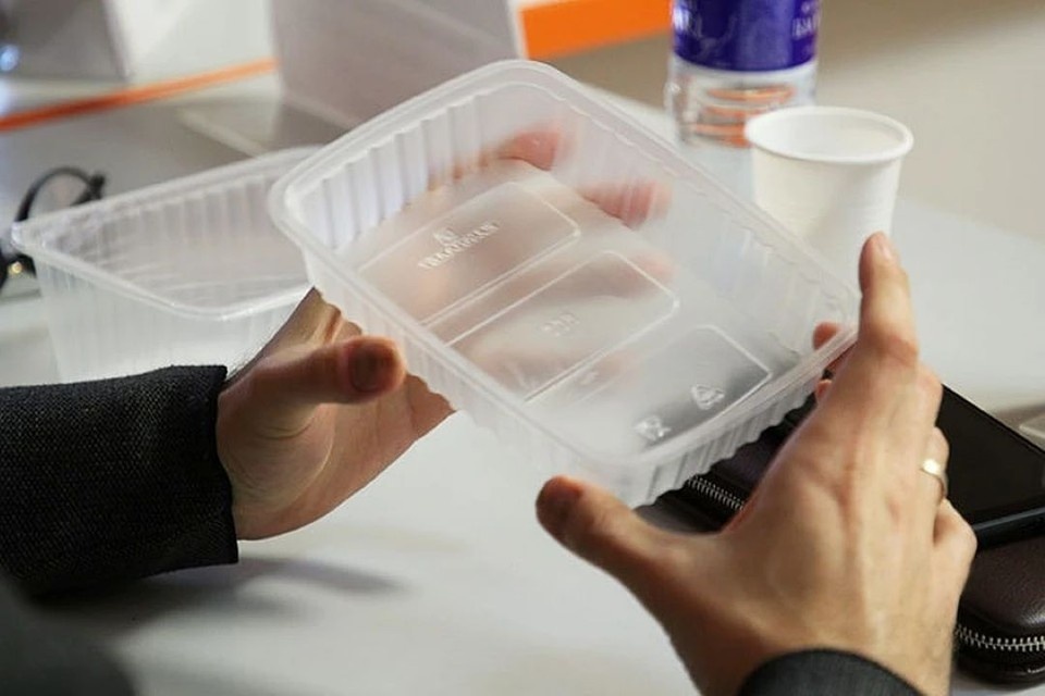    Денис Прокофьев объяснил, что при нагревании пластик выделяет токсины, а в микротрещинах размножаются бактерии Юлия ПЫХАЛОВА