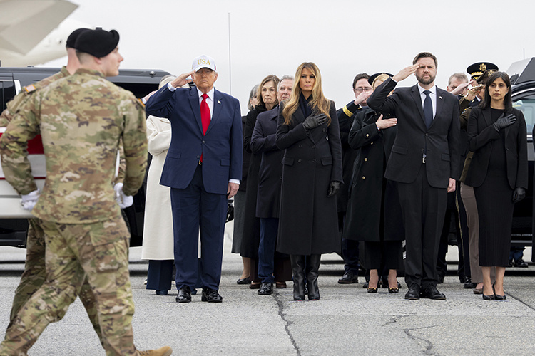    В выходные президент США Дональд Трамп встретил тела погибших в Иране военных .   
Фото: © Emily J. Higgins/White House / Keystone Press Agency / www.globallookpress.com