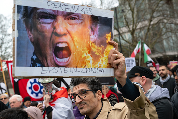    В Лондоне прошел антивоенный митинг с призывом к прекращению военных действий против Ирана.   
Фото: © Andrea Domeniconi / Keystone Press Agency / www.globallookpress.com