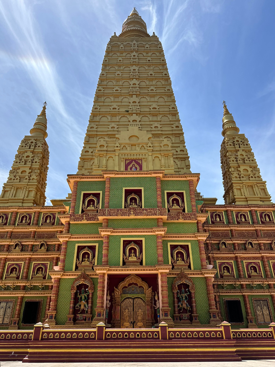 Храм с обратной стороны