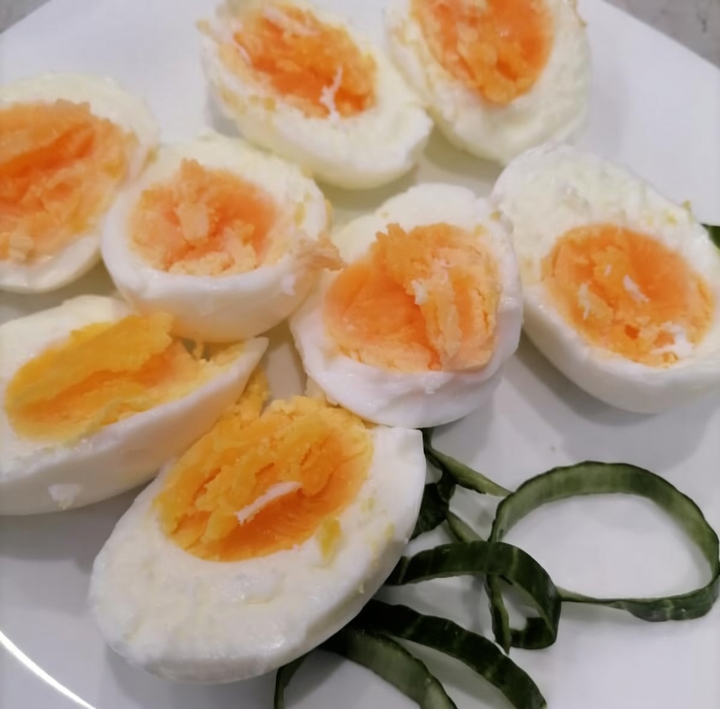 Так как семья большая, мы никогда не варим по одному яйцу – скорее, счет идет на десятки.