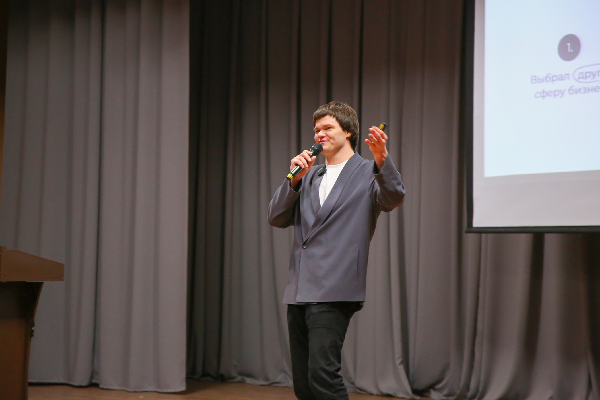 Денис Сметнев проводит лекцию в ГУД