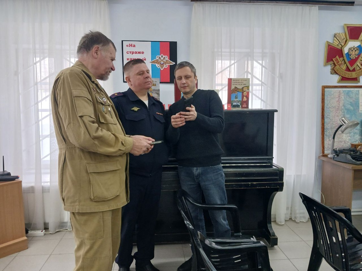 27.02.2026. На открытии выставки – ветеран органов внутренних дел, майор милиции в отставке Вячеслав Орлов и действующие сотрудники Алексей Савельев и Юрий Потапов / Фото Евгения Кузова