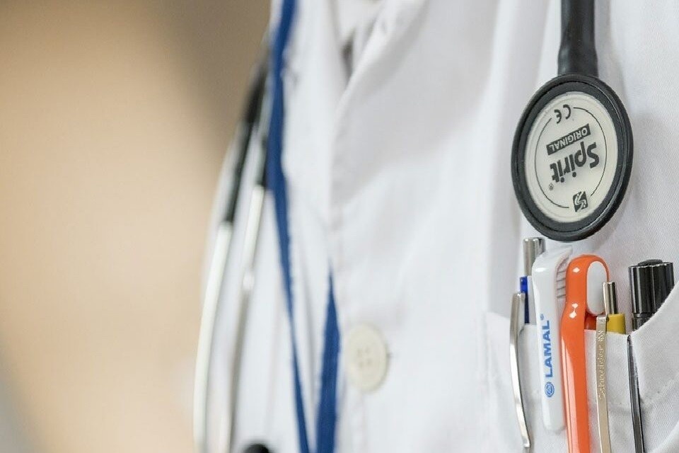    Гинеколог почти полвека обманывал своих пациенток и стал отцом не менее 16 детей: он сам пришел с повинной Shutterstock