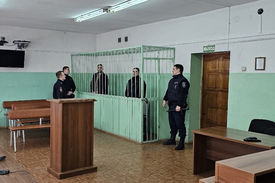    Дебоширы напали на покупателей и сотрудника магазина, пытавшихся их остановить. Фото: Серовский районный суд