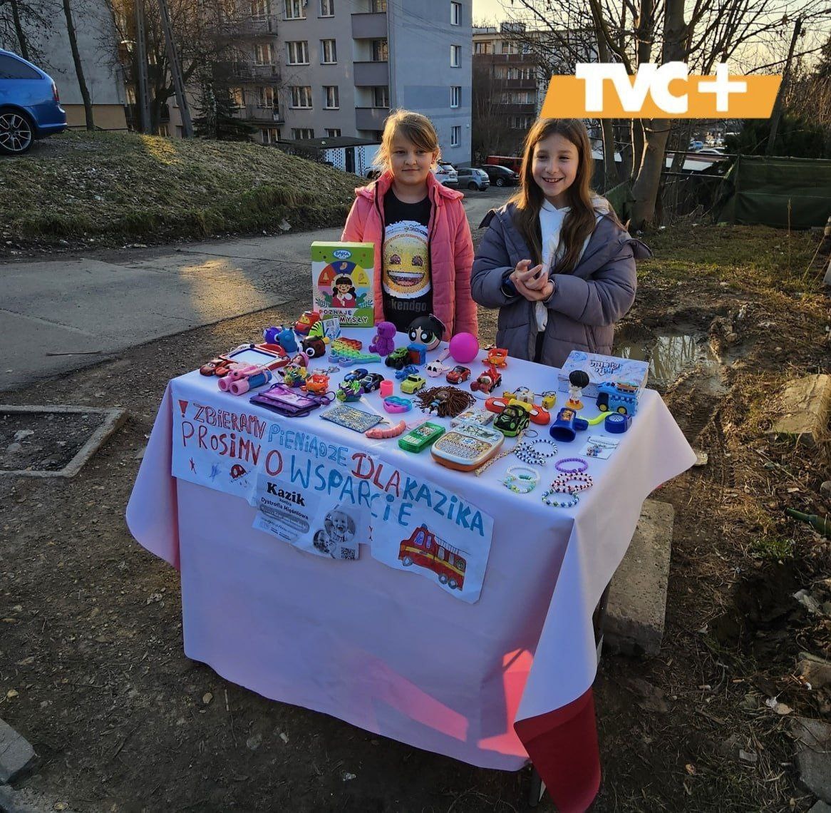 Поля и Тося устроили распрадажу, чтобы помочь 3-летнему мальчику.