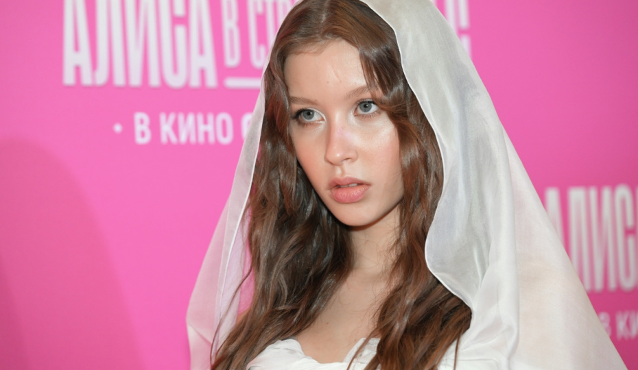 Анна Пересильд. Вообще-то рот принято иногда закрывать... Чтобы не было лишних домыслов...