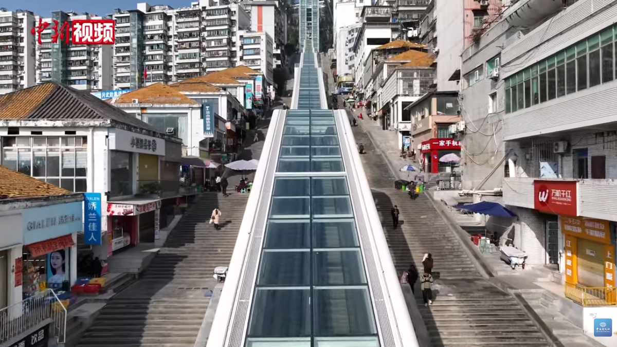 В Китае открыли самый длинный в мире эскалатор