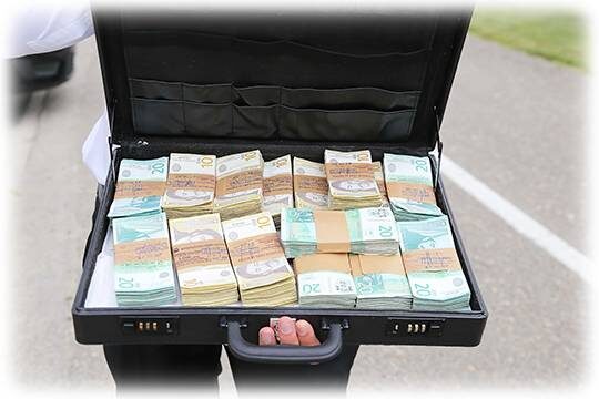    Российские миллиардеры продолжают наживаться (фото: pixnio.com)