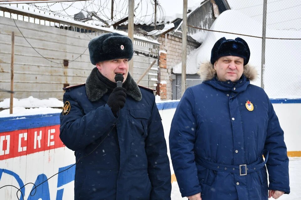 Замначальника ИК-26 по кадрам и воспитательной работе Владимир Устинов и начальник самарского филиала ЦСКА Роман Махонин.
Фото: Наталья АРТЯКОВА.