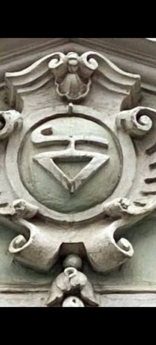 Родовой знак (тамга) на фасаде дома Тарасовых