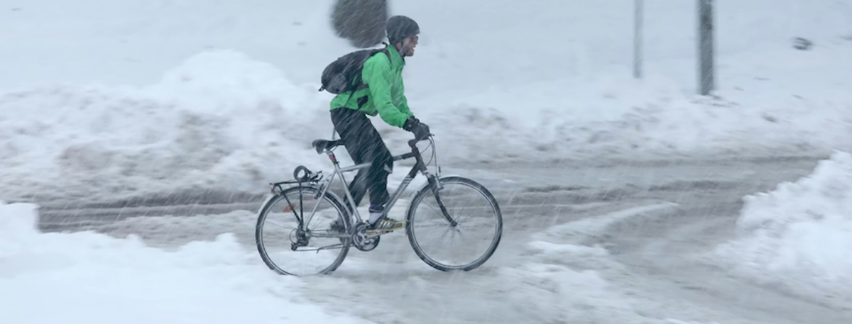 Мужчина едет на велосипеде в снежную погоду в Стокгольме, Швеция. Hans Christiansson/Shutterstock