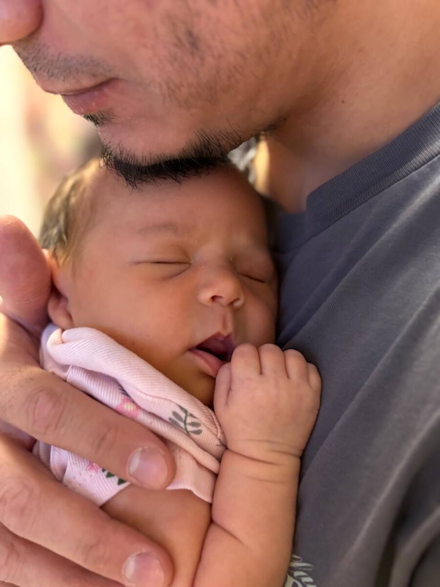 на фото наша малышка Каролина с папой