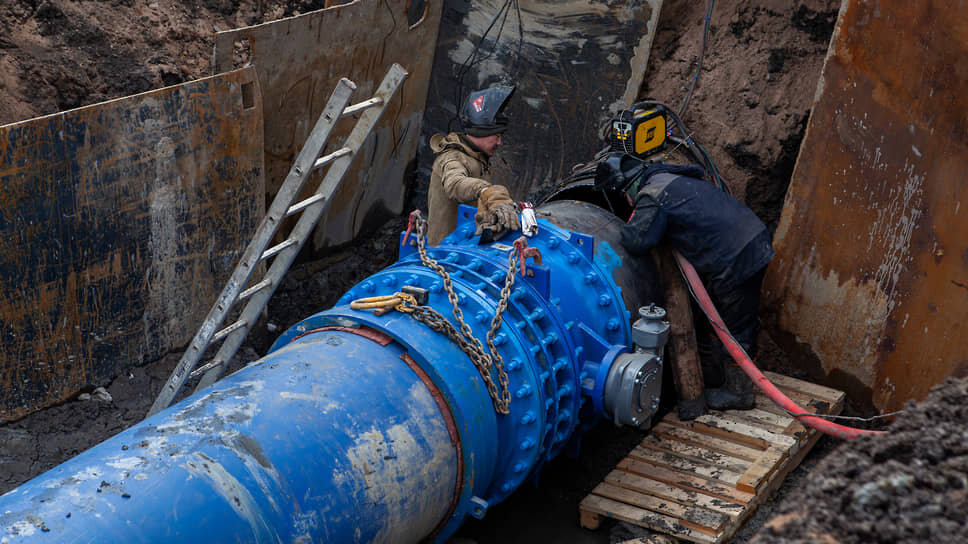 Специалисты ГУП «Водоканал Санкт-Петербурга» в процессе реконструкции водопровода на Богатырском проспекте.📷Фото: Пресс-служба Смольного