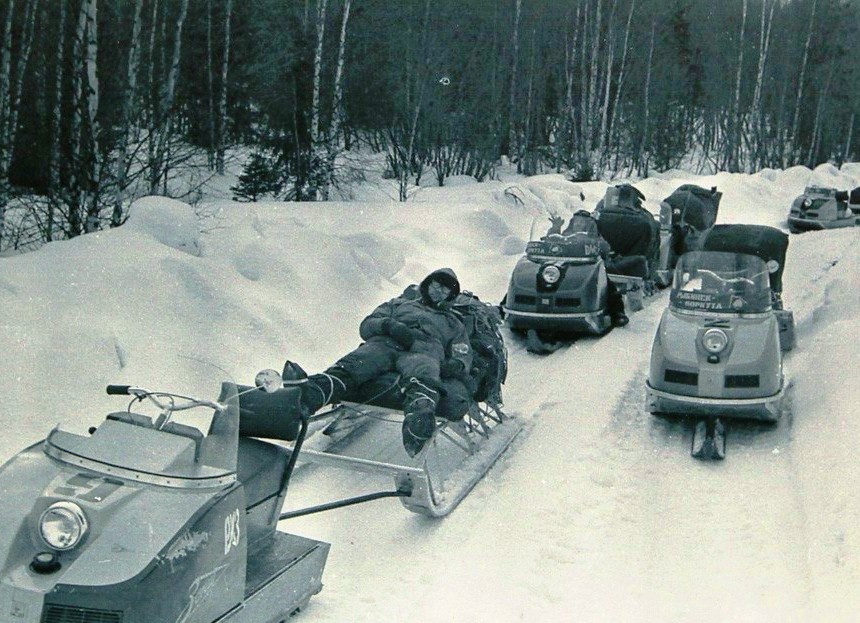 Это пробег первых "Буранов" 70-х годов из Рыбинска в Воркуту, весной ездили, без дорог, почти,  отчет был где-то в "Охоте и Ох.х-ве". заметьте, колпаки без дыр, кто придумал ставить  решетки сверху снег собирать и не помнят уже