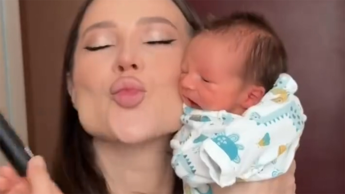    Лерчек с новорожденным сыном. Фото: соцсети