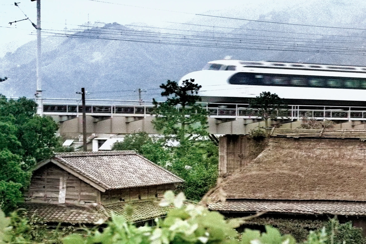 Скоростной поезд мчит через историческое прошлое в будущее