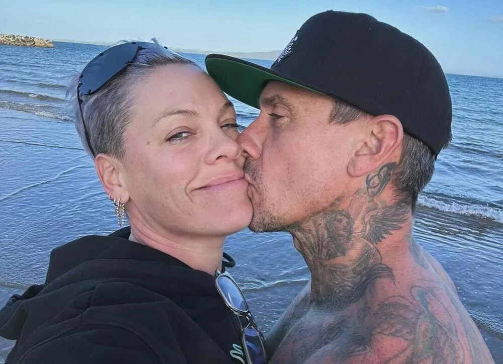    Пинк с мужем и детьми вышла в свет на фоне слухов о разводе