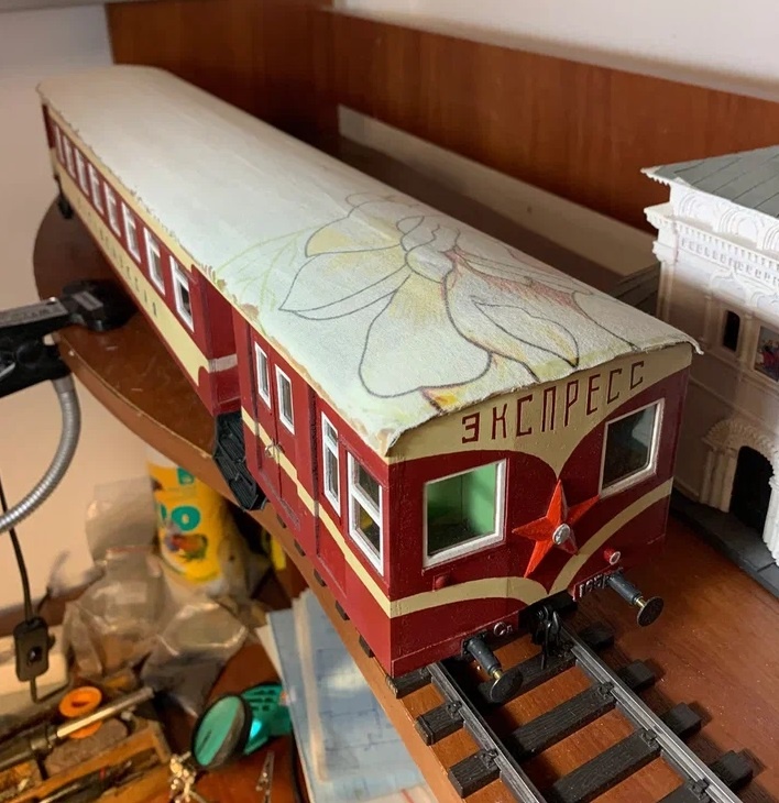 Ткань обрезана по размеру крыши