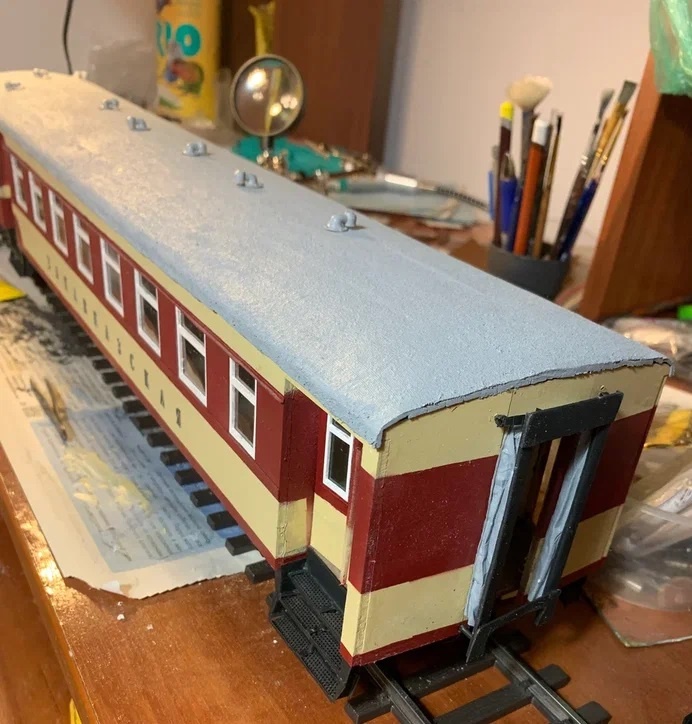 Крыша покрашена. Установлены вентиляционные дефлекторы и переходная площадка на торце вагона.