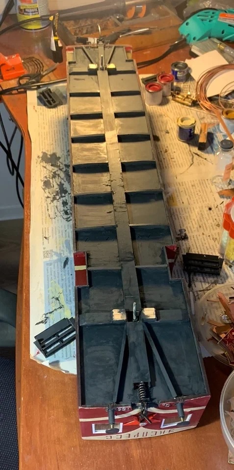 Покрашенный низ вагона. Установлена винтовая стяжка.