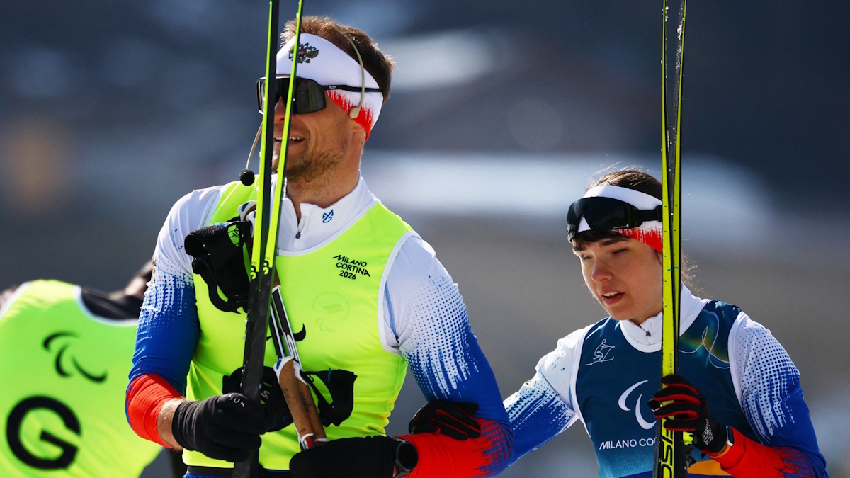    Анастасия Багиян и ее тренер-гид. Фото: REUTERS/Sarah Meyssonnier