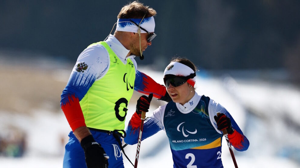    Анастасия Багиян и ее тренер-гид. Фото: REUTERS/Sarah Meyssonnier