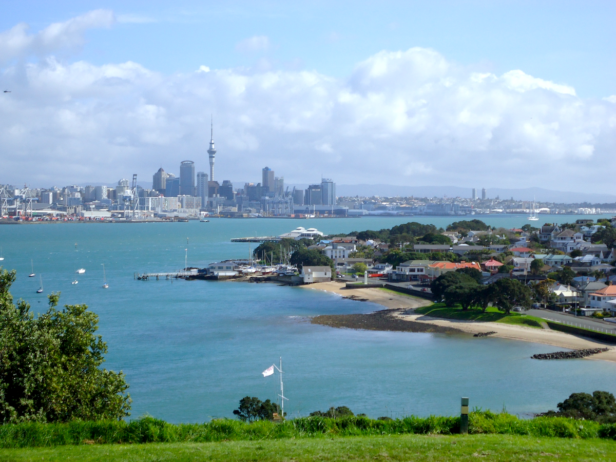 Девонпорт — это очень престижный и старинный район Окленда: с отличными пляжами, парками и быстрым доступом в центр города на пароме через залив. Сюда приезжает много туристов.