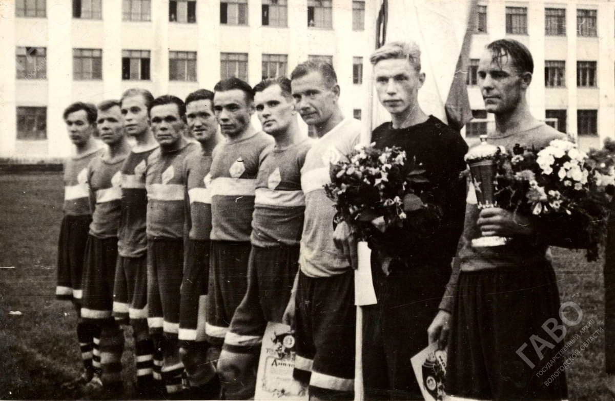 Команда «Динамо» – обладатель Кубка Вологодской области по футболу. Фото. 1947 г. ГАВО.