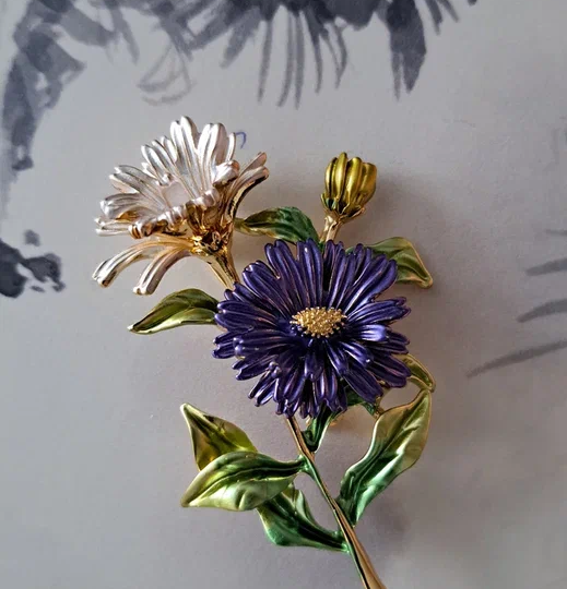 Свекровь отдала броши, которая носила её мама. Неожиданная находка среди бижутерии удивила меня