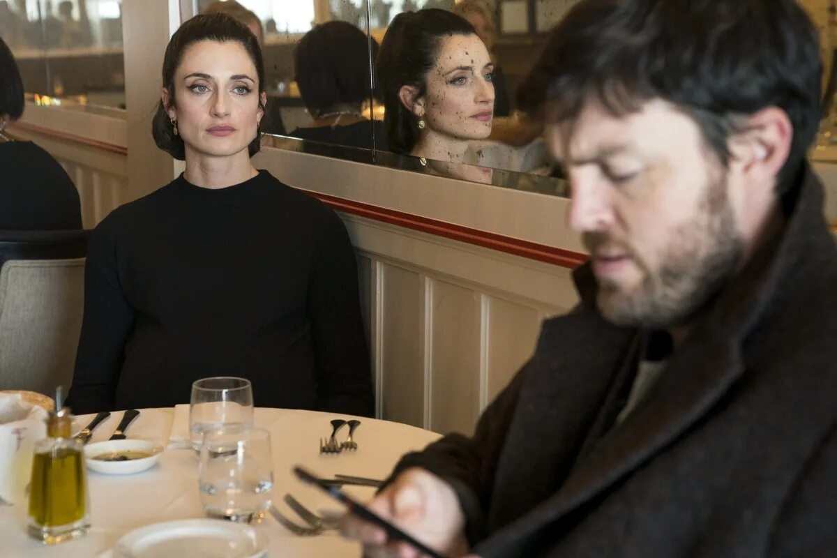 коварная бывшая в романе "Смертельная белизна"