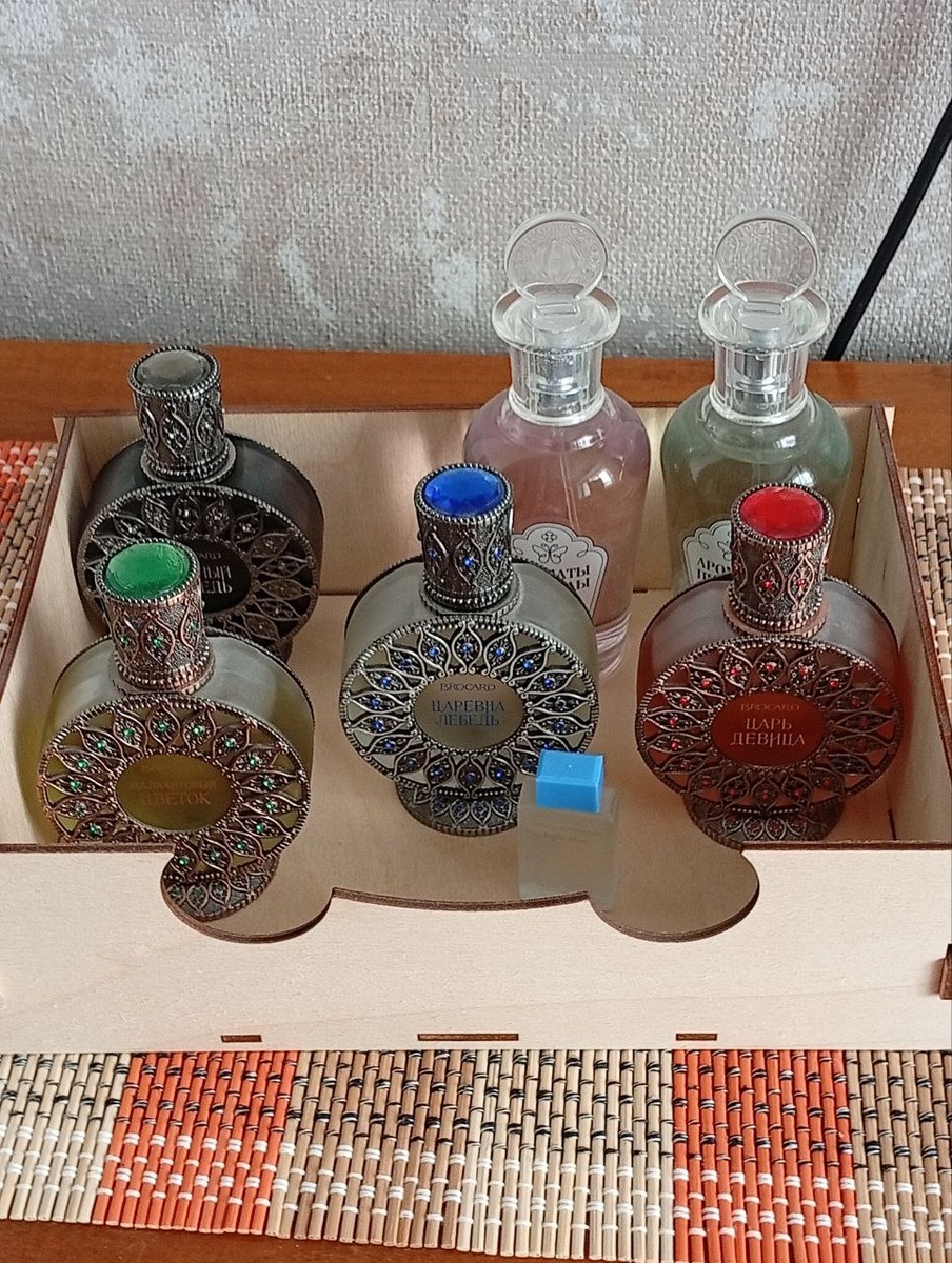 Брокард и малявка от Дольче Габана с голубенькой крышкой