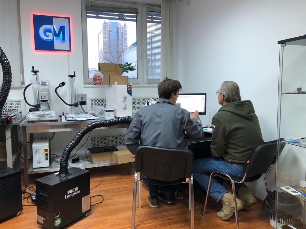 Инженер GrosseMARK вместе с клиентом делают тестовую маркировку