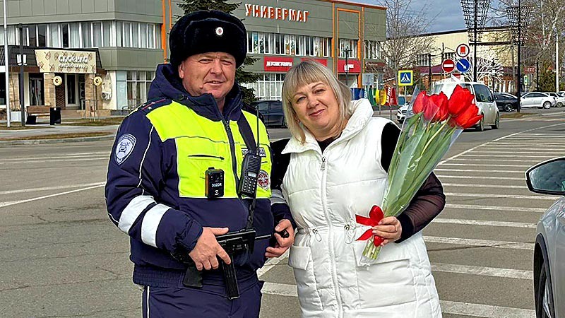    Полицейские Курганинского района провели акцию «Цветы для автоледи!»