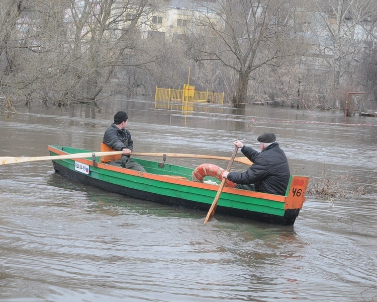     В Курске при угрозе паводка организуют лодочные переправы для жителей