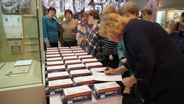    В Оренбург привезли дополнительный тираж «Моабитских тетрадей» Мусы Джалиля Оренбуржье