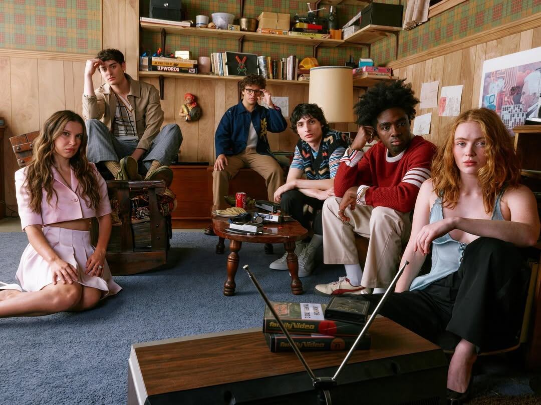 Милли Бобби Браун, Ноа Шнапп, Гейтен Матараццо, Финн Фулфхард, Калеб Маклафлин и Сэди Синк