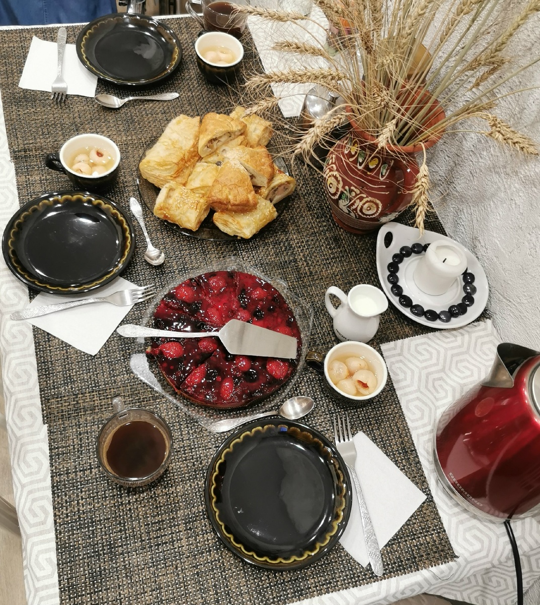 тут странного - компот из личи (из банки); из более привычного - тирольский пирог и слойки:)