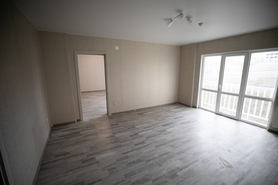    Строители завершили чистовой ремонт еще в 53 квартирах Мариуполя. Фото: ТГ/Кольцов