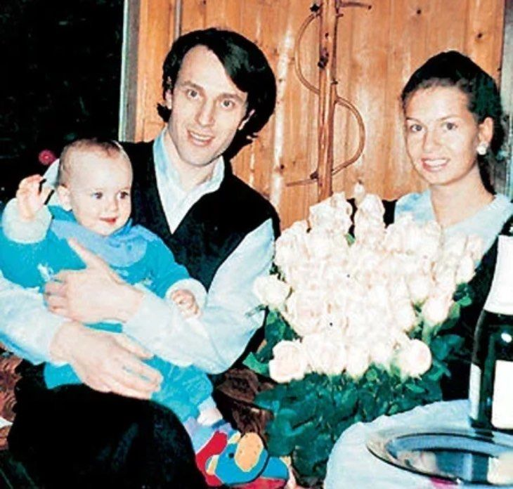 Маленькая Камилла с мамой и папой