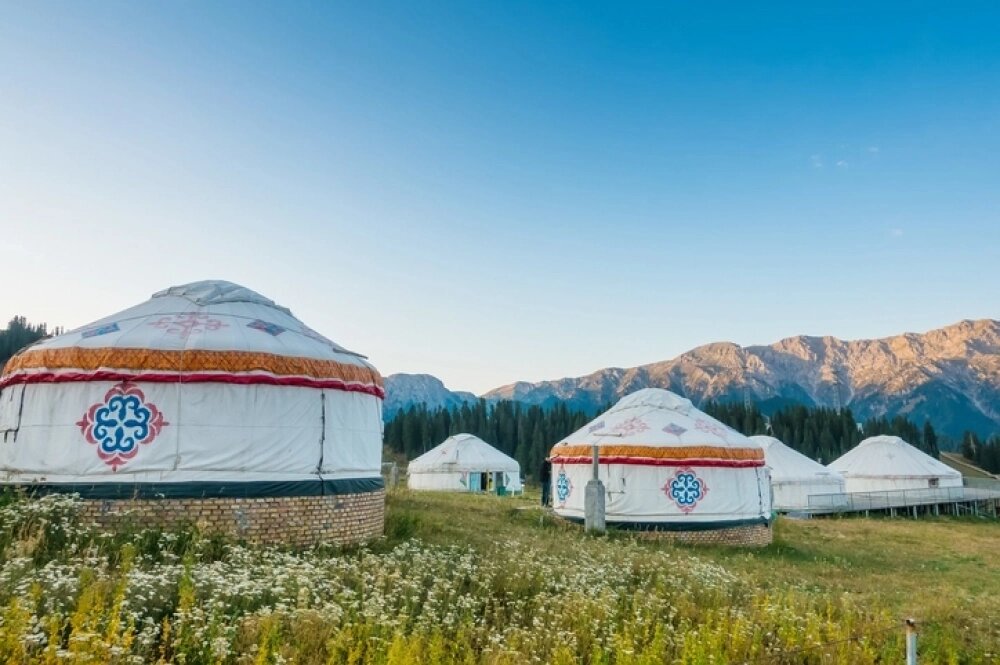    Много юрт — ощущение принадлежности к сообществу или поиск поддержки среди людей. Фото: istockphoto.com