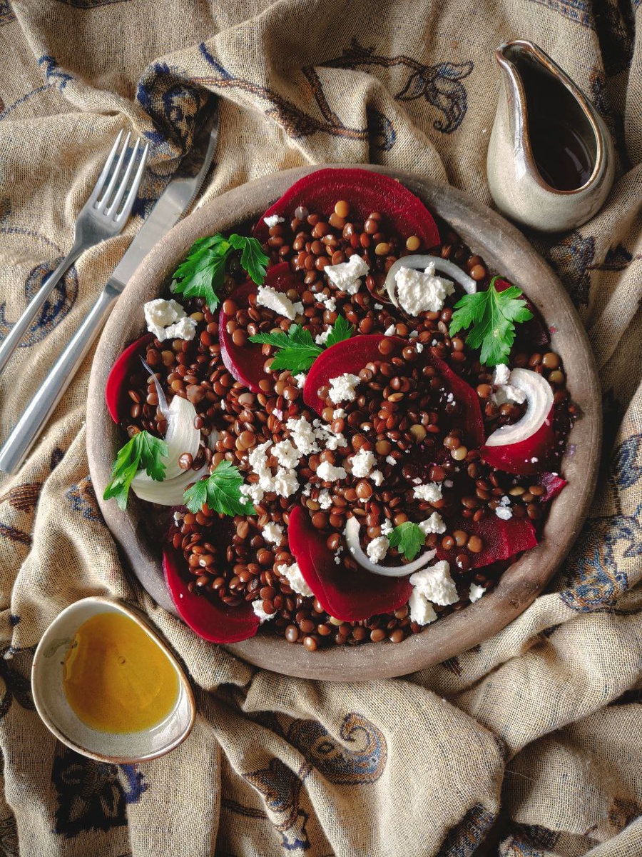 греческий салат с чечевицей, свеклой и фетой