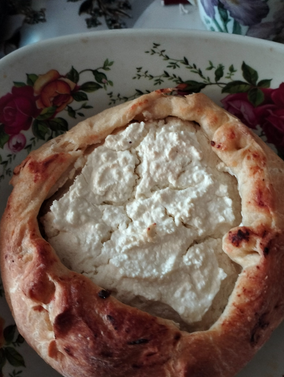 Вот такие огромные ватрушки печет тетя Люба.